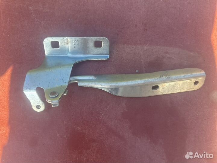 Петля капота левая Nissan Tiida