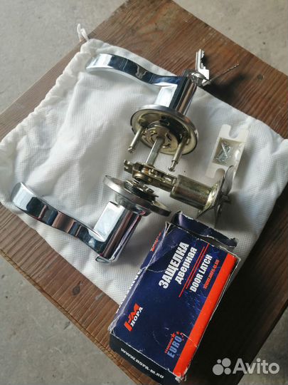 Дверные ручки с защелкой