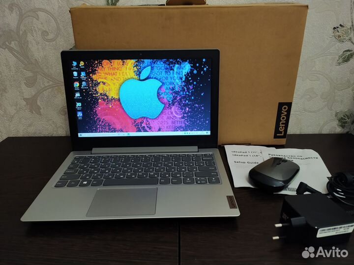 Компактный ноутбук с коробкой, документами