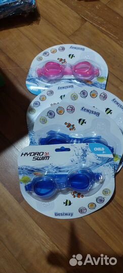 Нарукавники, очки,круги, матрацы продам