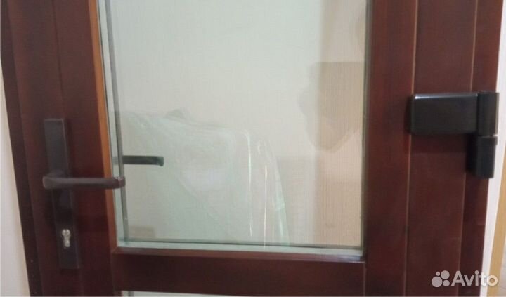 Дверь массив с коробкой.Новая остеклённая