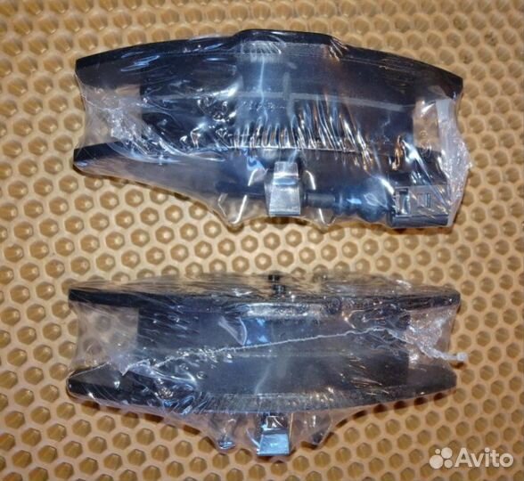 Колодки тормозные передние Volkswagen Golf