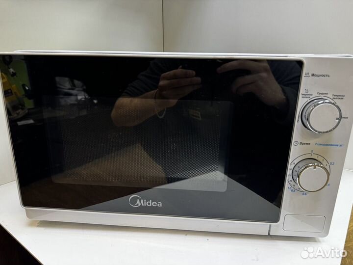 Микроволновые печи Midea MM720C4E-W