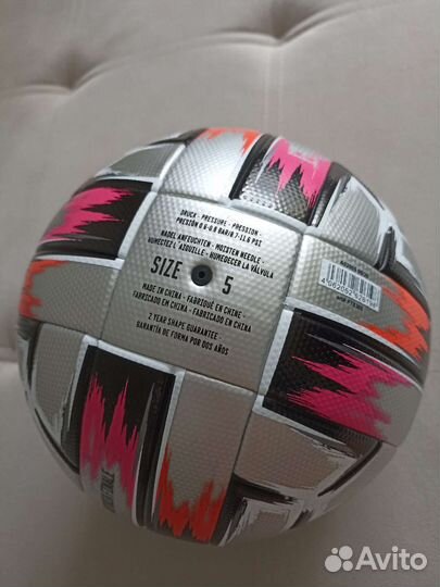 Футбольный мяч adidas uniforia