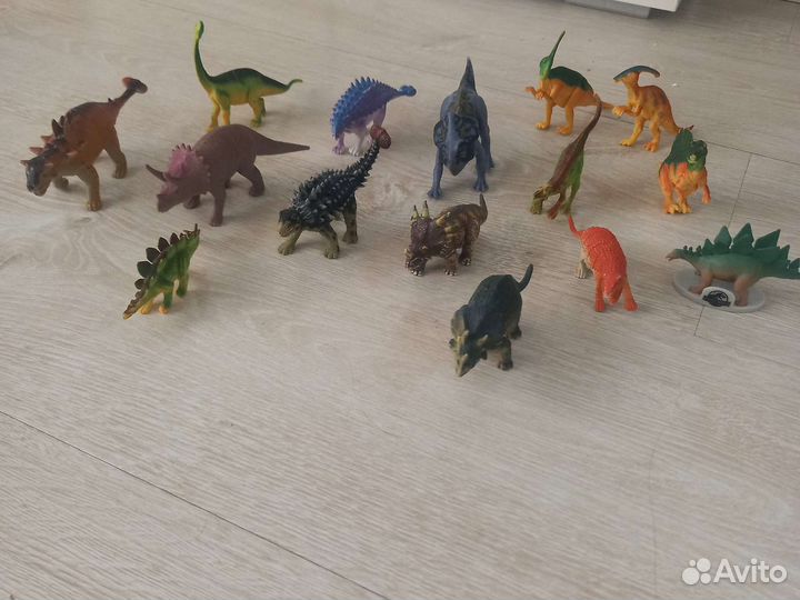Фигурки динозавров