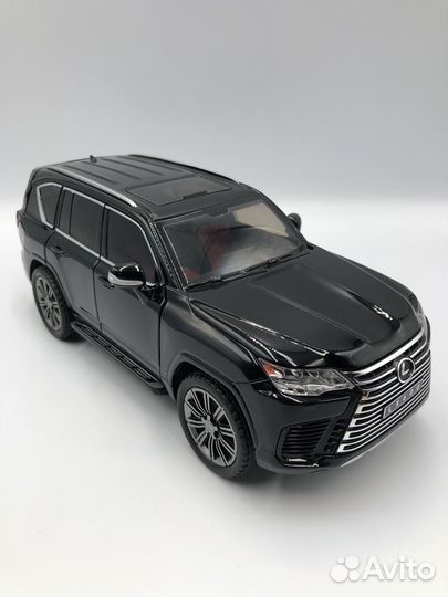 Модель автомобиля Lexus LX 600 металл