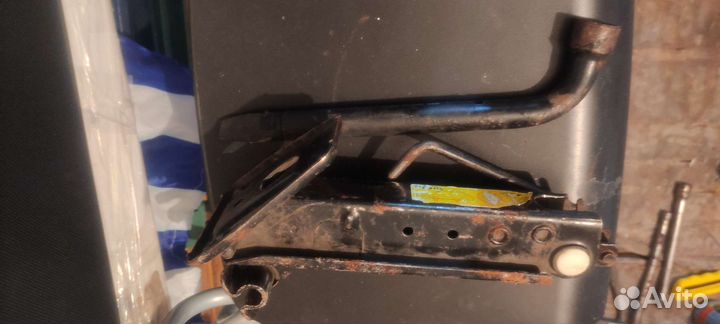 Домкрат винтовой с ключём