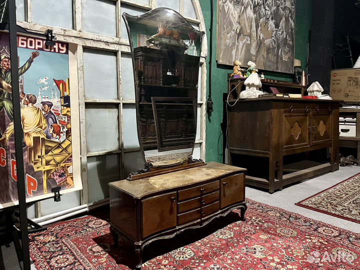 Старинное зеркало с тумбой трюмо