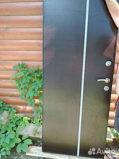 Дверь входная уличная металлическая б/у