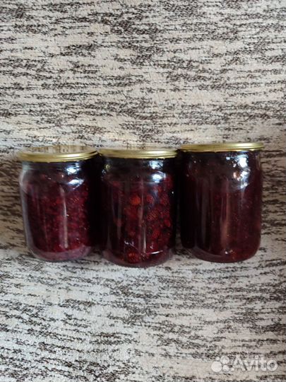 Огурцы маринованные, варенье малиновое, клубничное