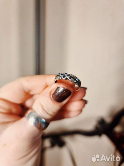 Плоское серебряное кольцо с голубой шпинелью
