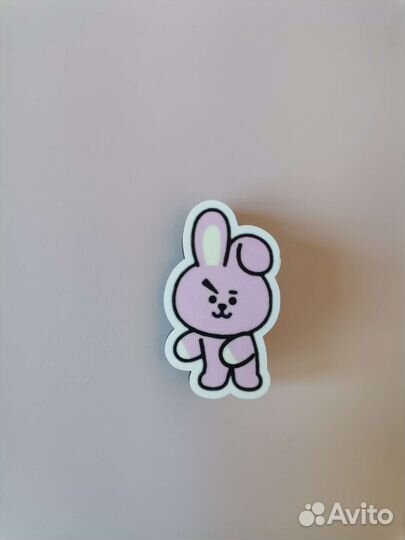 Значок BT21 cooky. Светится в темноте