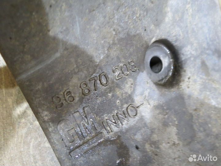 Кронштейн компрессора кондиционера Chevrolet Cruze