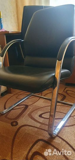 Офисное кожаное кресло для клиентов