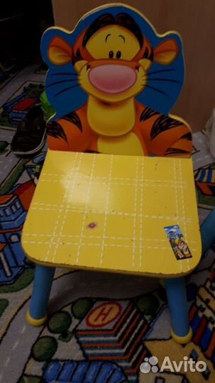 Детский столик и два стульчика