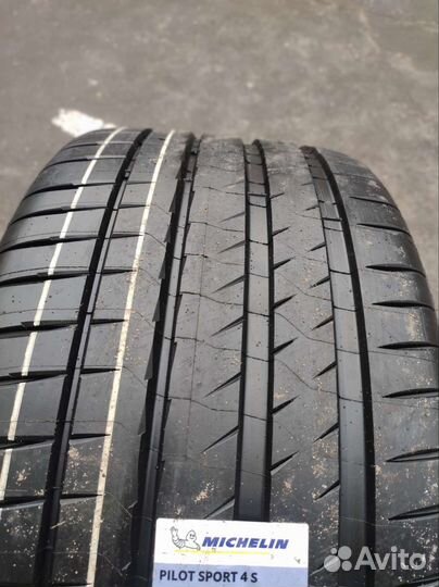 Michelin Pilot Sport 4 S 285/40 R22