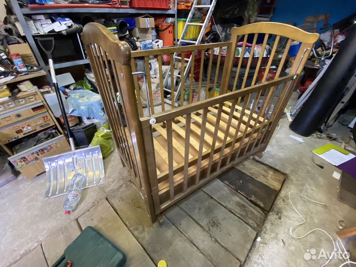 Детская кроватка с продольным маятником и ящиком