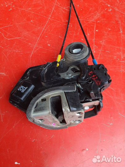 Замок двери задний левый Toyota Corolla E120