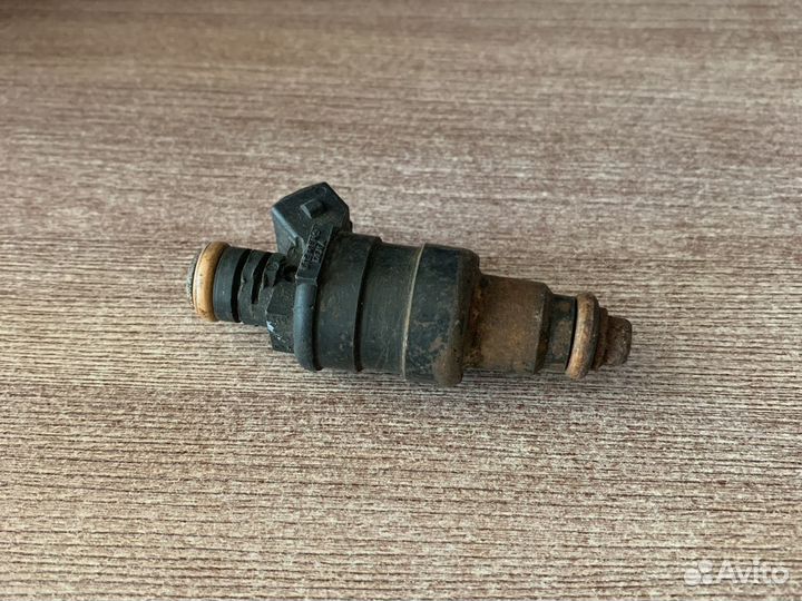 Форсунка, рампа топливный Пежо 605 (3,0)