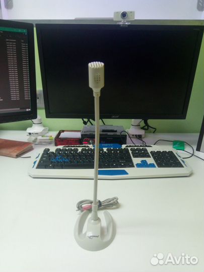 Микрофон на стойке для компьютера