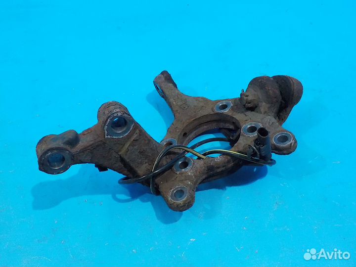 Поворотный кулак передний правый toyota Auris (E15