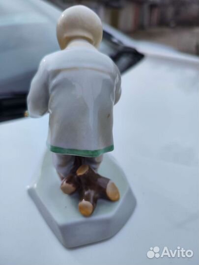 Статуэтка мальчик с корзиной дров