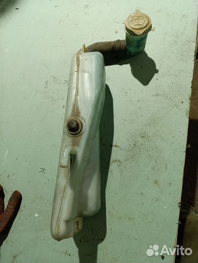 Бачек омывателя Мицубиси паджеро 2