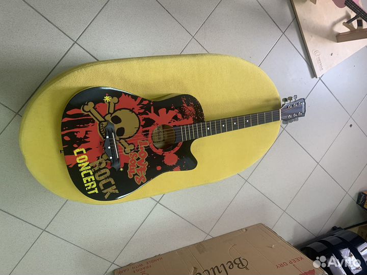 Гитара с принтом