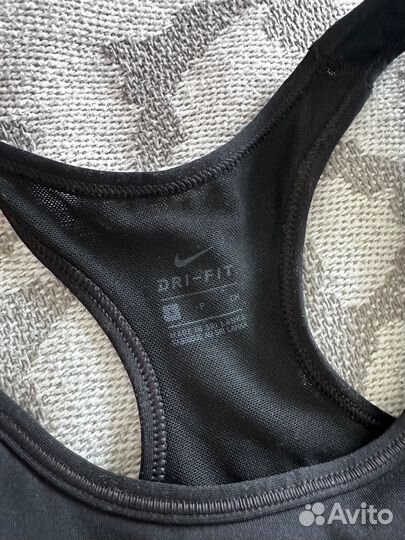 Топ спортивный Nike