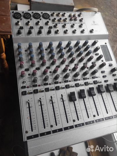 Микшерный пульт behringer