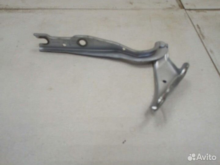 Петля капота правая Skoda Rapid