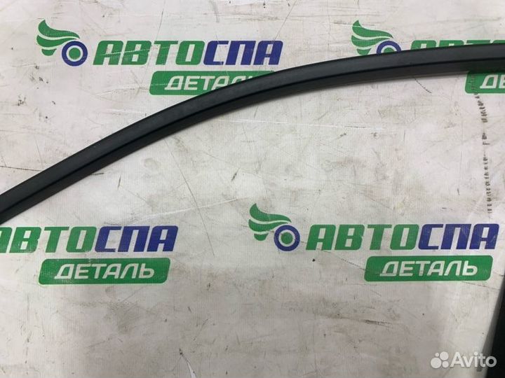 Накладка двери стекла передняя правая Mercedes