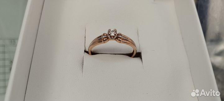 Золотое кольцо с бриллиантом
