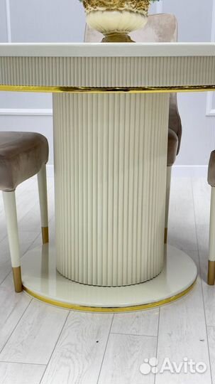 Стол и стулья