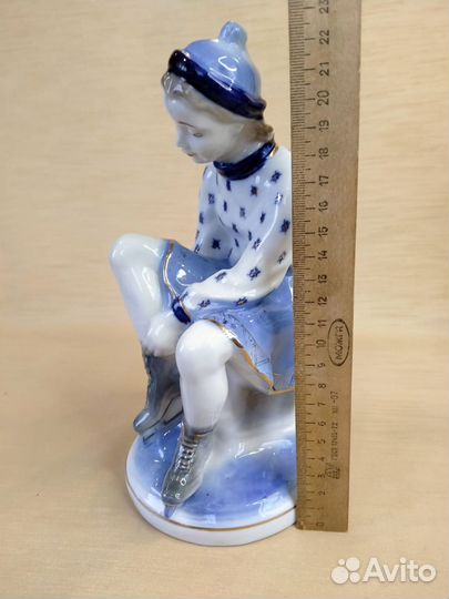 Фарфоровая статуэтка Фигуристка Гжель