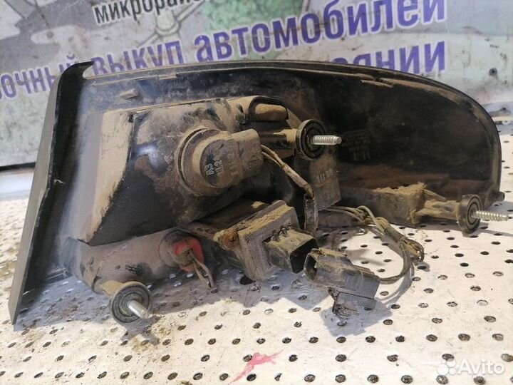 Фонарь задний левый Dodge Stratus
