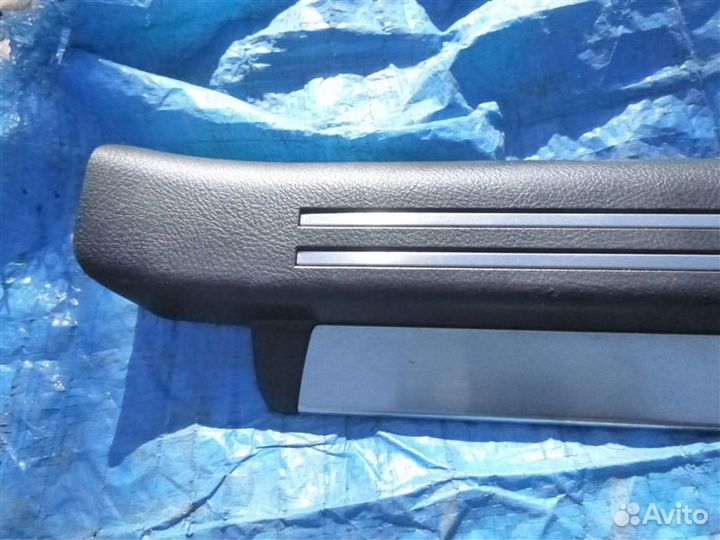 Накладка на порог салона передняя правая Lexus