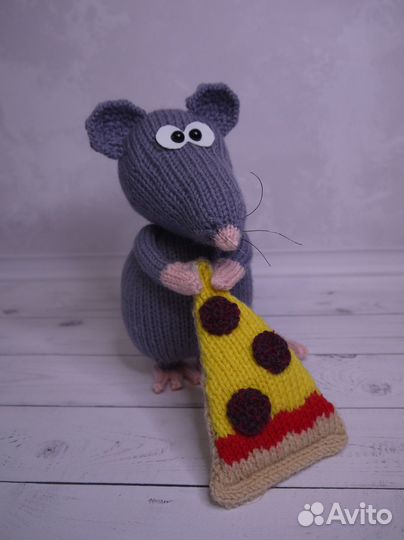 Крыска с пиццей, мягкая игрушка, связана на спицах