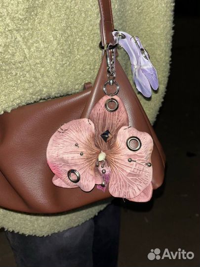 Брелок с орхидеей с пирсингом обвес