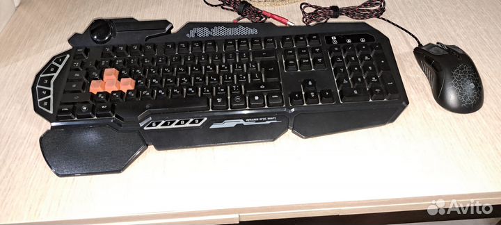Игровая клавиатура и мышь