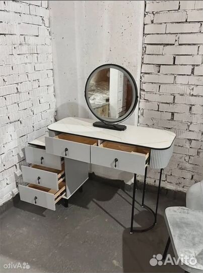 Туалетный столик. Консольный столик