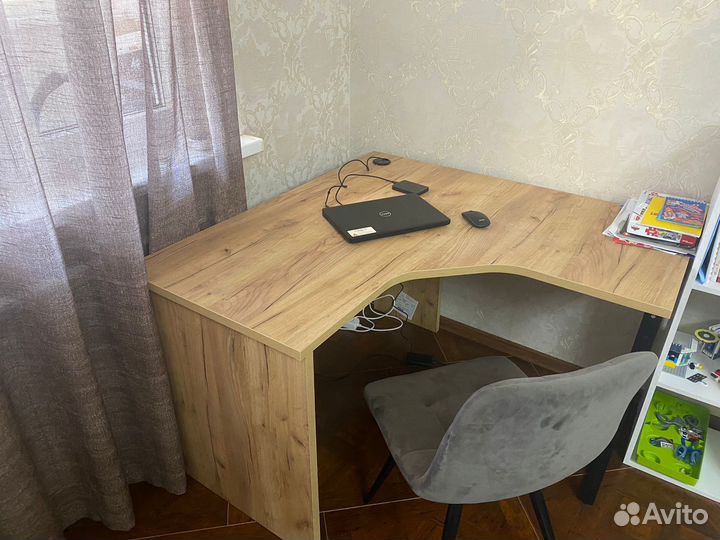 Угловой письменный стол