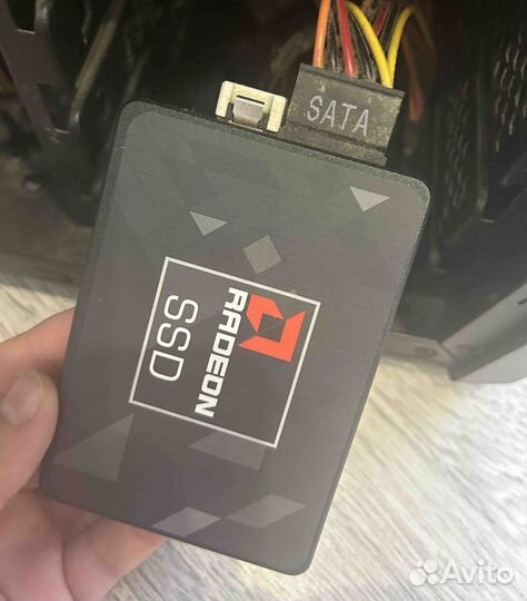 AMD Radeon R5 2.5 1 тб SSD диск