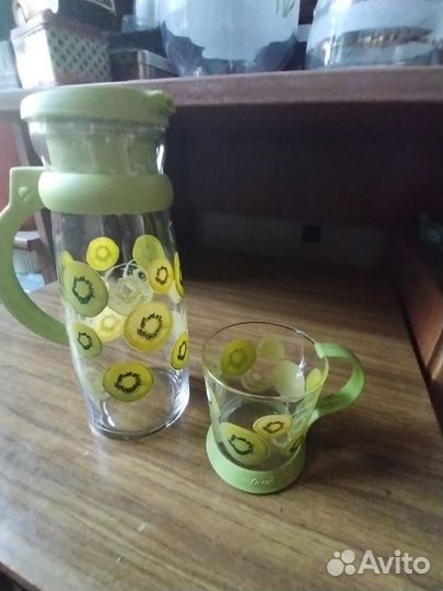 Кувшин с кружкой