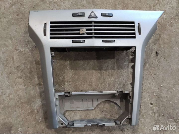 Центральная панель с кнопками консоль Opel Astra H