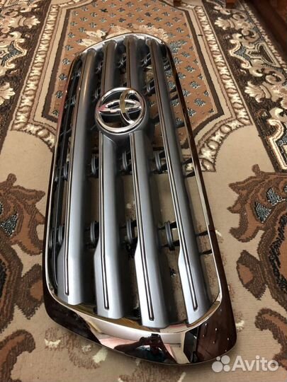 Решетка радиатора Toyota Land Cruiser 200