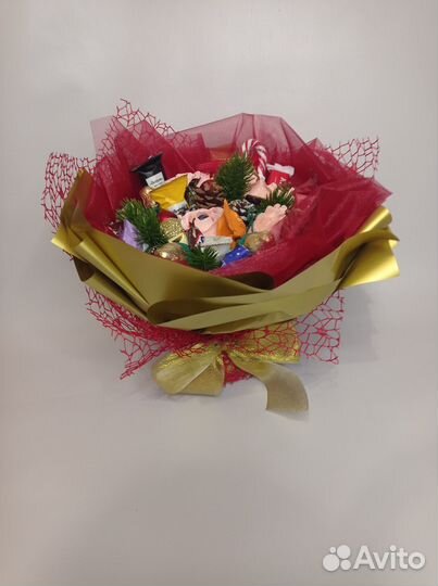 Сладкие новогодние букеты и композиции из конфет