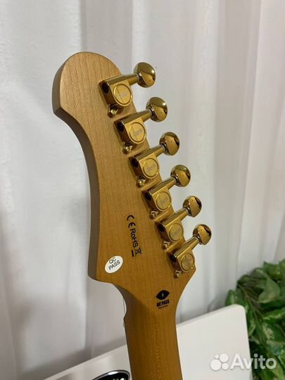 Электрогитара Jet Black-Gold Stratocaster HSS