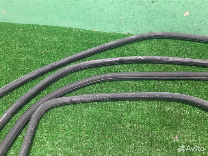 Уплотнитель проема двери(комплект) Suzuki Ignis 2