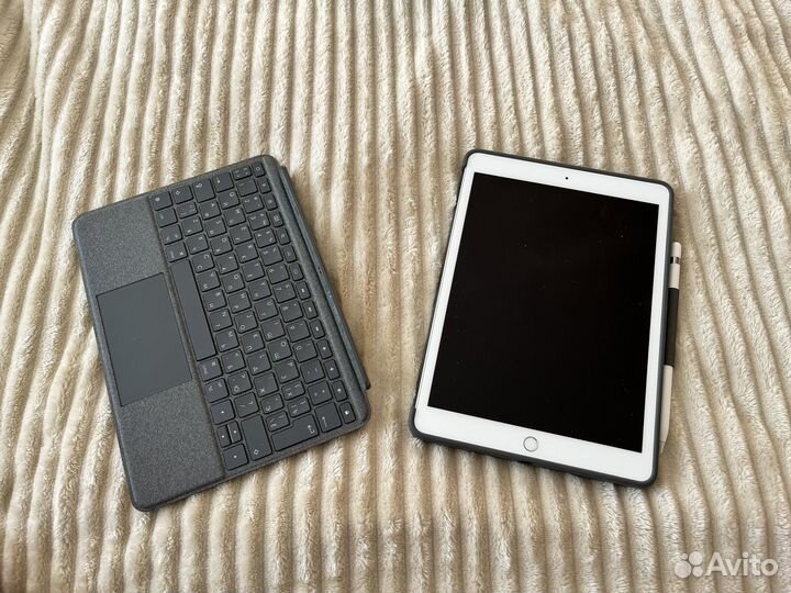 Чехол клавиатура Logitech combo touch iPad 10.2